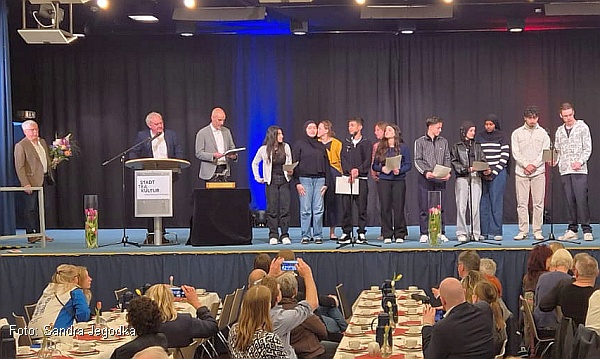 Oberbürgermeister Belit Onay ehrt die Schülerinnen und Schüler der 10b der Peter-Ustinov-Schule