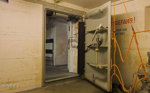 Hydraulische Schleusendrucktür in der Zivilschutzanlage Torstenssonstraße (Foto: Vorbei e. V.)